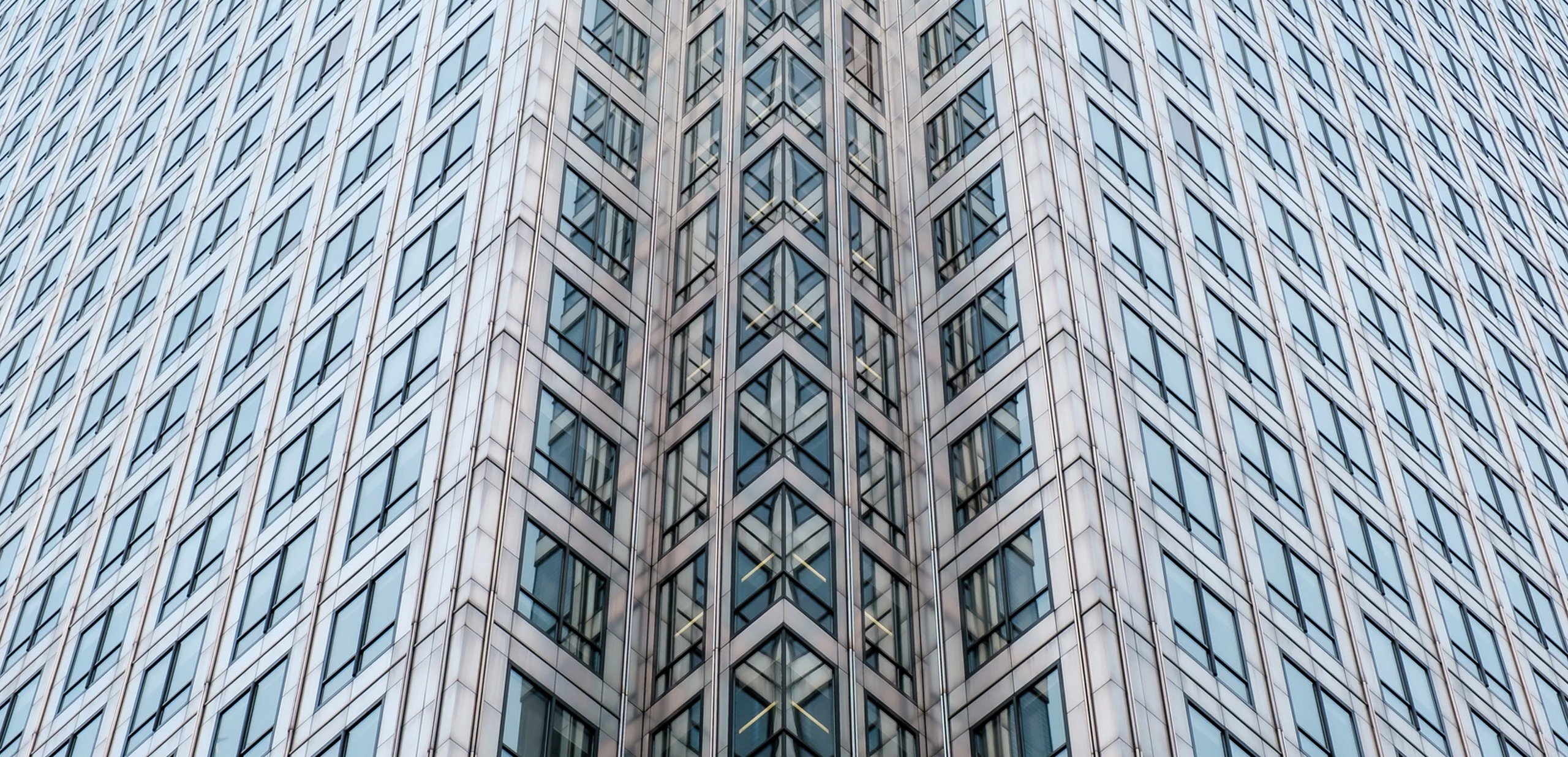 Edificio con ventanales de lejos