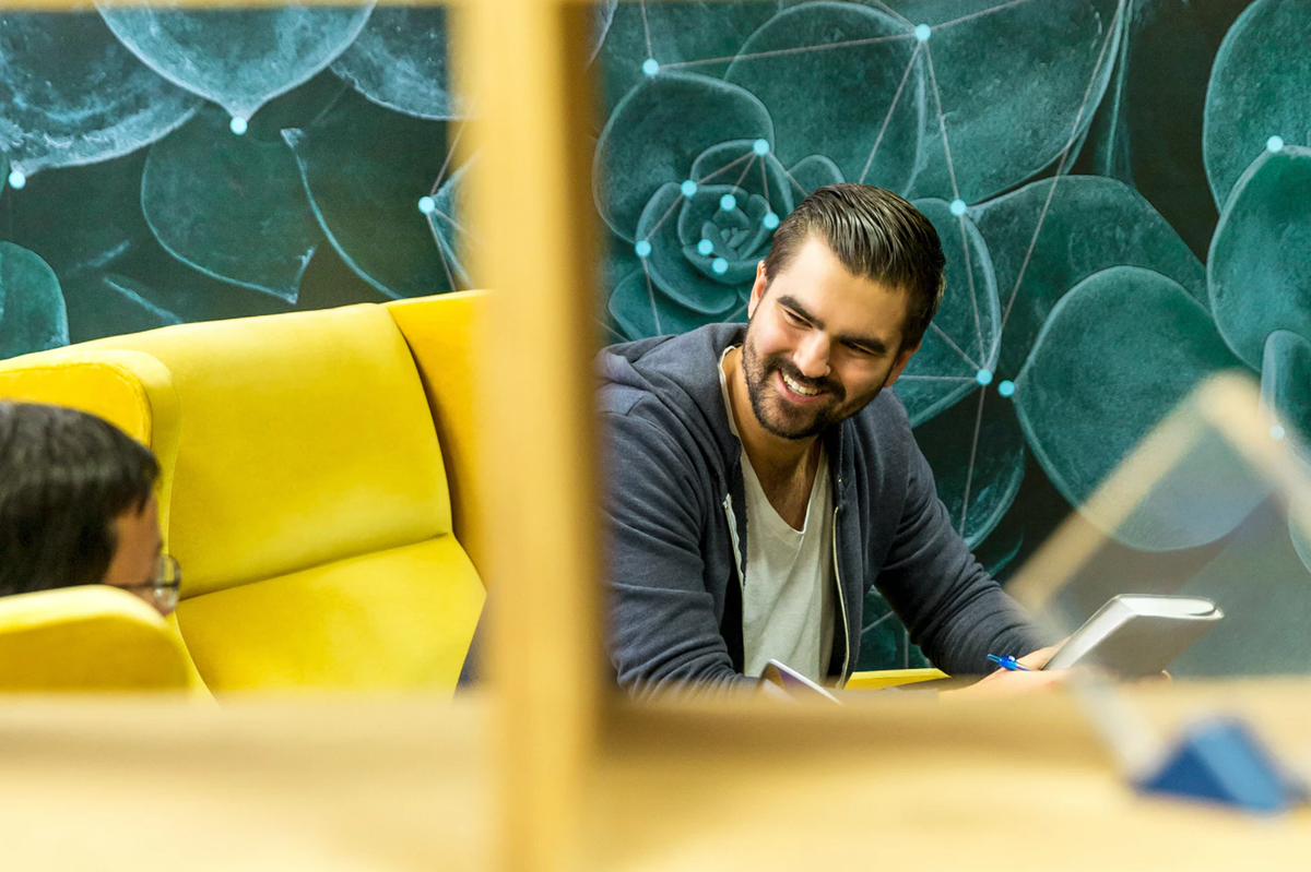 Hombre sonriendo