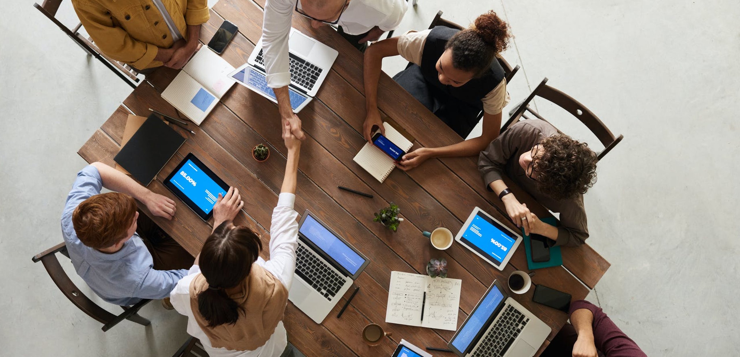 Equipo de personas trabajando sobre mesa