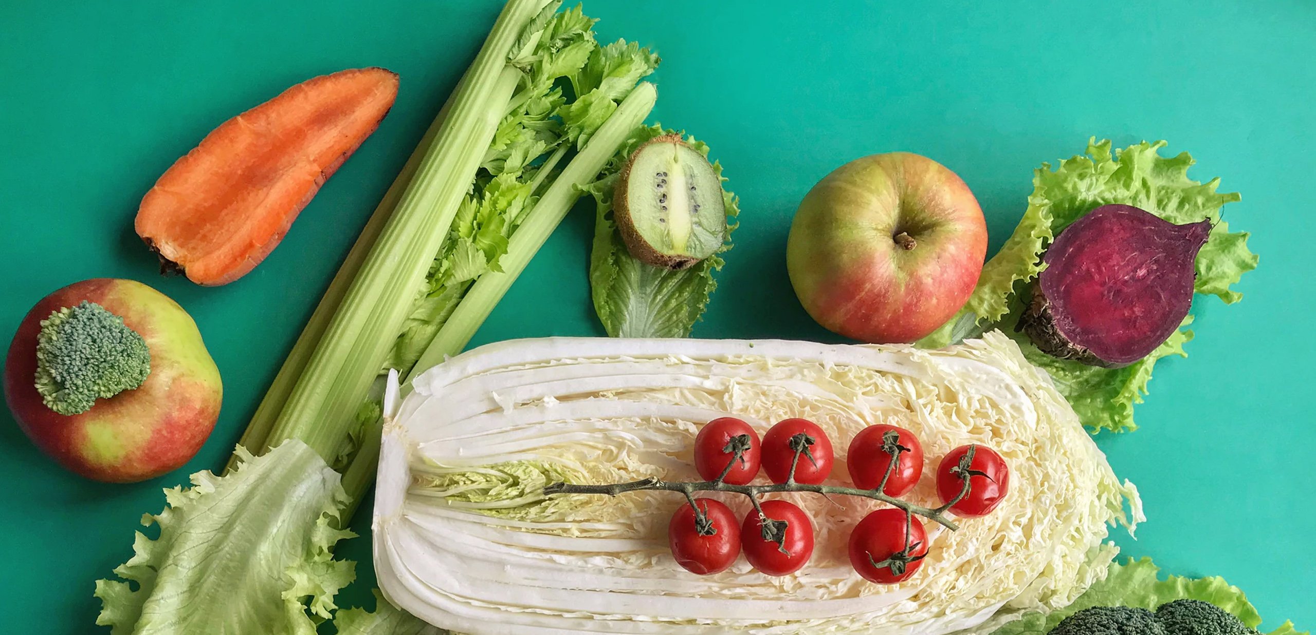 Frutas sobre fondo turquesa